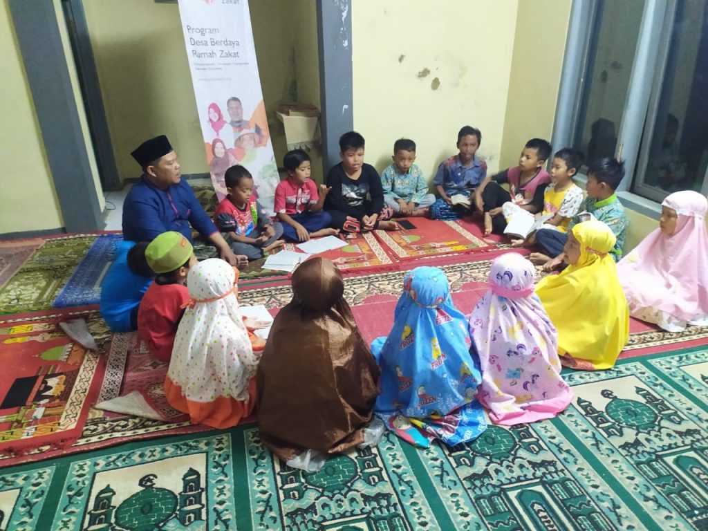 Salah seorang Relawan Inspirasi Rumah Zakat, Dudun Durohim mendampingi anak-anak dalam kegiatan Magrib Mengaji di Masjid AT-Taubah Desa Kertamukti Kecamatan Tanjungmedar, Senin (9/11). (foto: fajarnusantara.com)