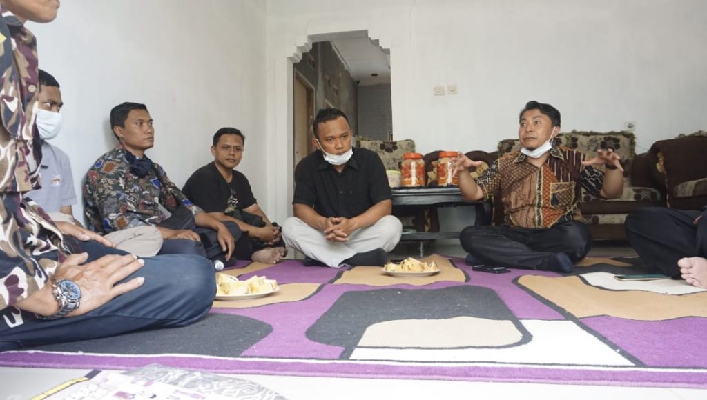 Anggota Komisi I DPRD Provinsi Jabar dari Fraksi PKS, H Ridwan Solichin, S.Ip, M.Si, dalam Agenda Reses I Tahun Sidang 2020-2021 di RT 03 RW 07 Dusun Sindang Taman Desa Cipanas, Selasa (10/11). (foto: fajarnusantara.com)