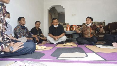 Anggota Komisi I DPRD Provinsi Jabar dari Fraksi PKS, H Ridwan Solichin, S.Ip, M.Si, dalam Agenda Reses I Tahun Sidang 2020-2021 di RT 03 RW 07 Dusun Sindang Taman Desa Cipanas, Selasa (10/11). (foto: fajarnusantara.com)