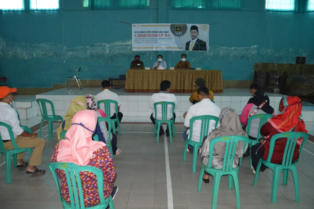 Anggota Komisi I DPRD Provinsi Jawa Barat H Ridwan Solichin dalam agenda Reses I Tahun Sidang 2020-2021 di Aula Desa Sindanggalih Kecamatan Cimanggung, baru-baru ini. (foto: fajarnusantara.com)