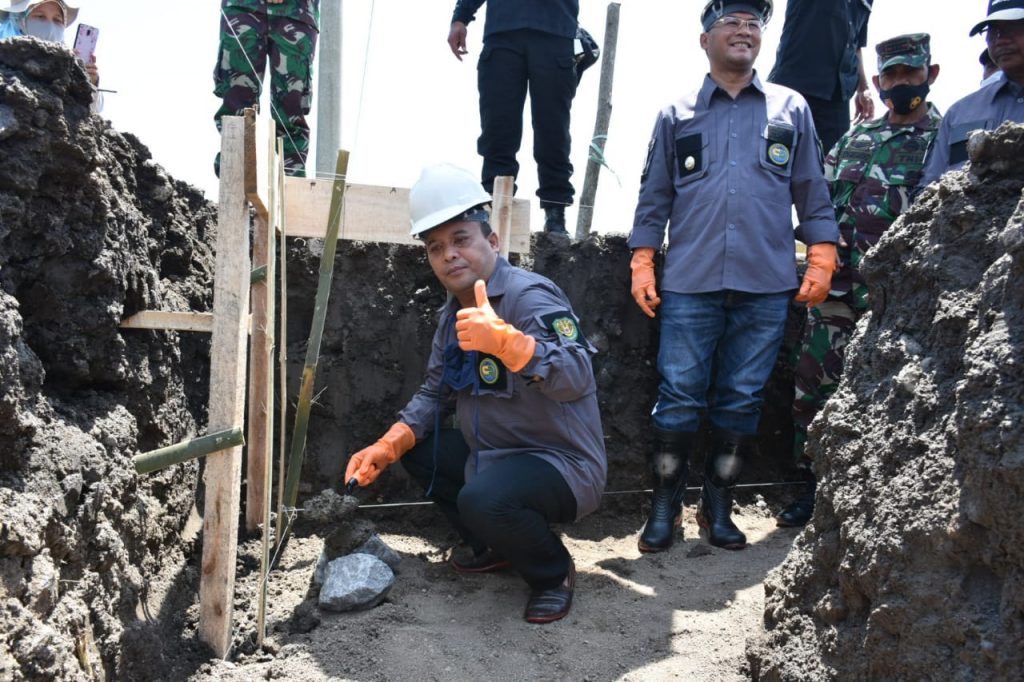 Ketua DPRD Kabupaten Sumedang Irwansyah Putra ikut melakukan peletakan batu pertama pembangunan kawasan Ekowisata eks Galian C di kaki Gunung Tampomas, Rabu (11/11). (foto: fajarnusantara.com)