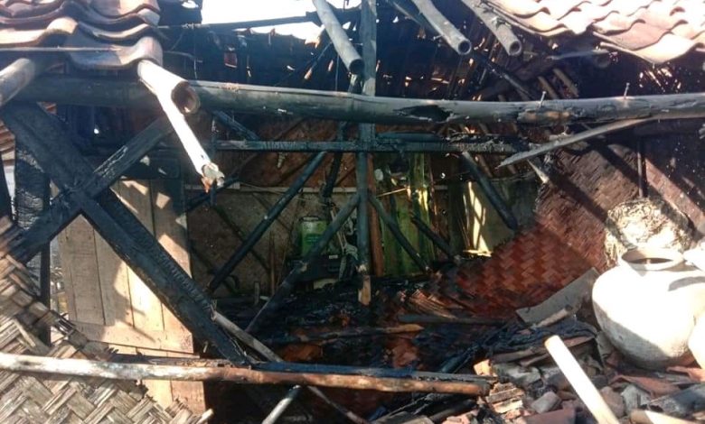Kondisi rumah Kakek Samin hangus akibat amukan si jago merah, Rabu (11/11). (foto: fajarnusantara.com)