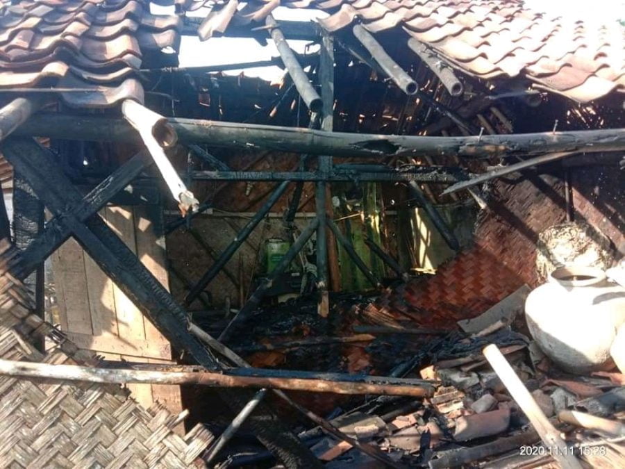 Kondisi rumah Kakek Samin hangus akibat amukan si jago merah, Rabu (11/11). (foto: fajarnusantara.com)