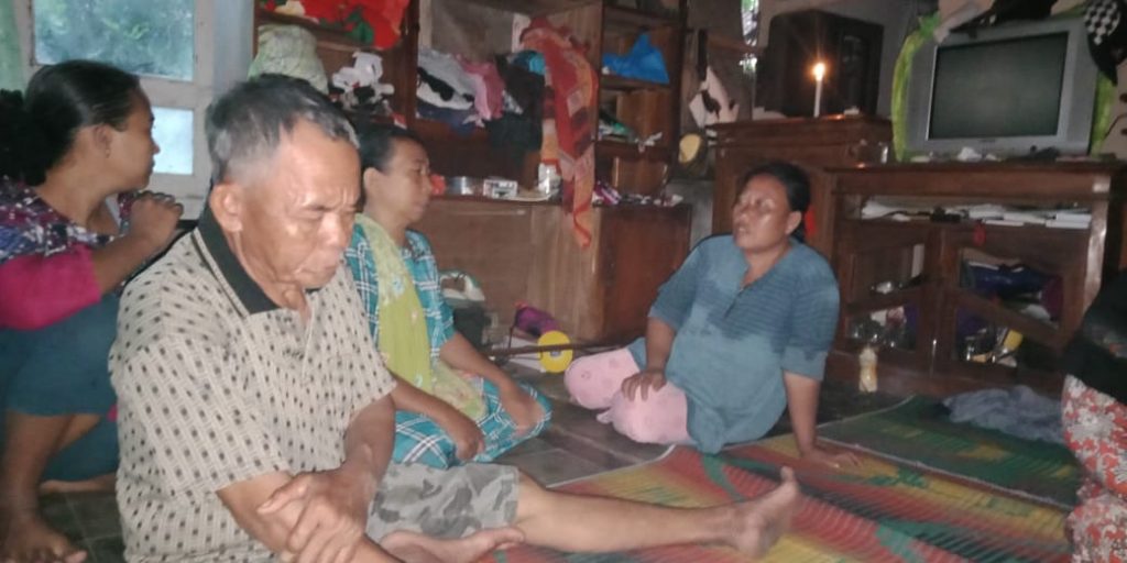 Soleh (kiri) bersama istrinya Yuyun (kanan) masih telihat lemas dan syok akibat petir yang menyambar kediamannya dan tengah dilayat tetangga, Sabtu (14/11). (foto: fajarnusantara.com)