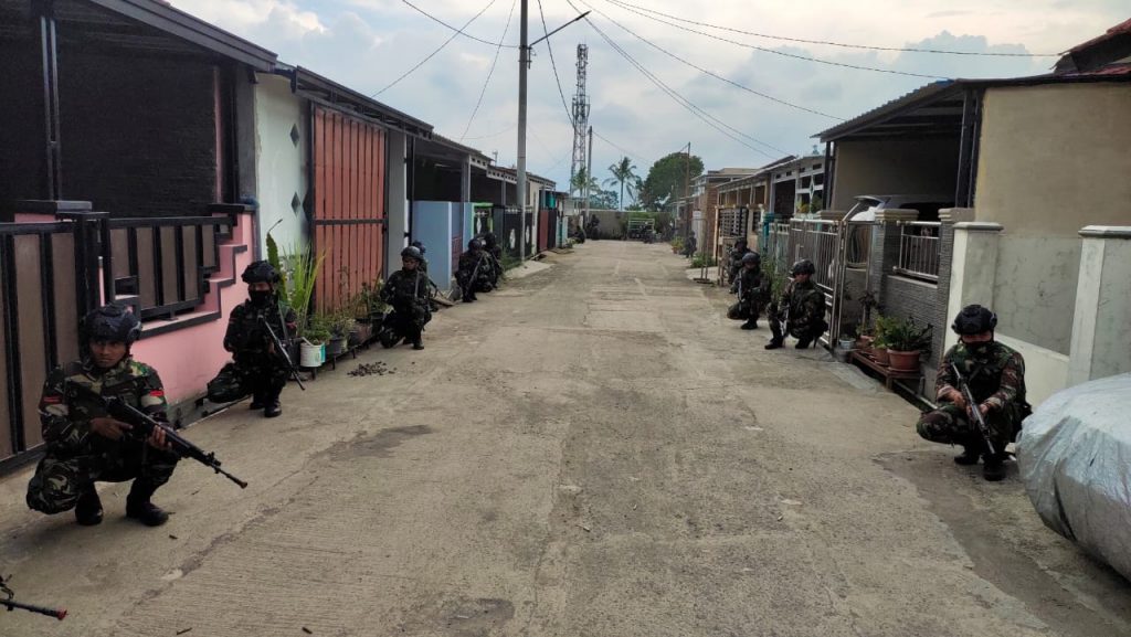 Sejumlah prjurit Yonif Raider 301/PKS saat Latihan Pertempuran Kota di Komplek Perumahan Kojengkang Kabupaten Sumedang. (foto: Yonif Raider 301/PKS)