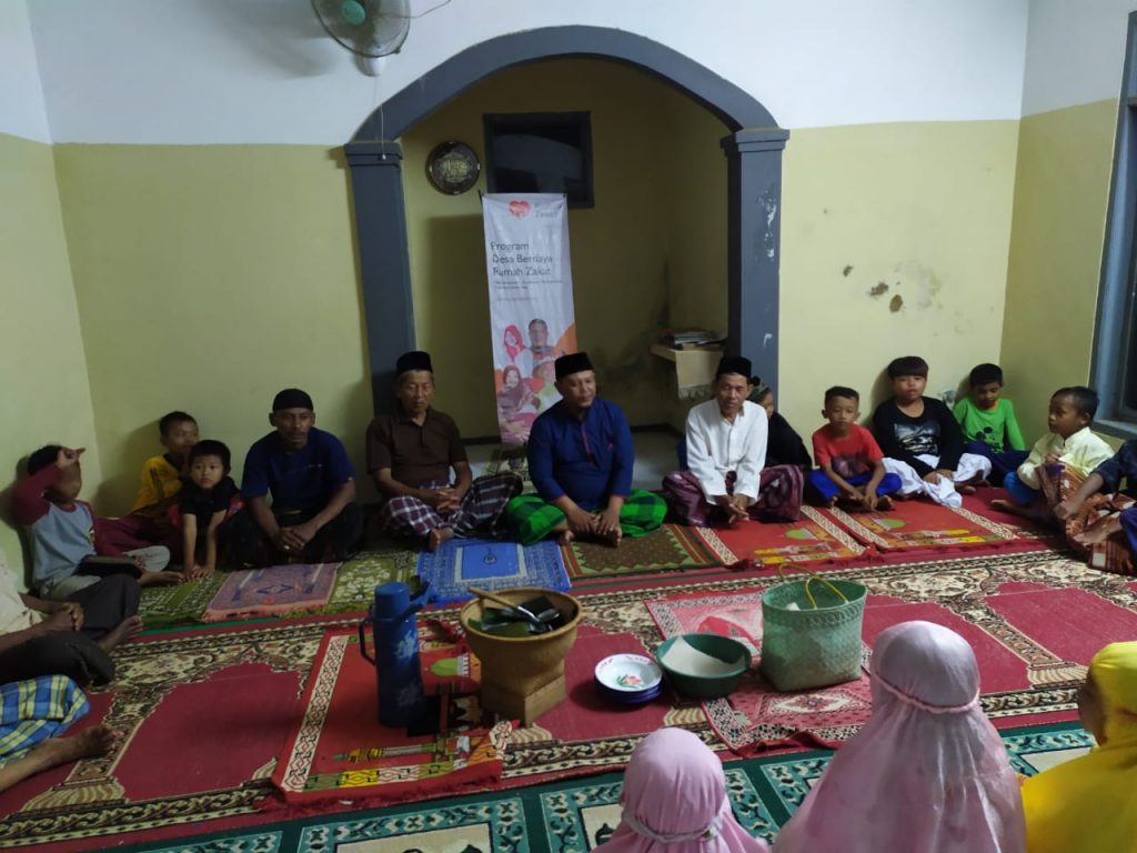 Suasana kegiatan Majelis Taklim Attaubah di Dusun Sindangjaya Desa Kertamukti Kecamatan Tanjungmedar Kabupaten Sumedang, baru-baru ini. (foto: fajarnusantara.com)
