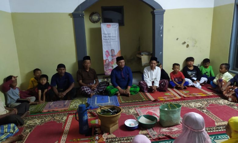 Suasana kegiatan Majelis Taklim Attaubah di Dusun Sindangjaya Desa Kertamukti Kecamatan Tanjungmedar Kabupaten Sumedang, baru-baru ini. (foto: fajarnusantara.com)