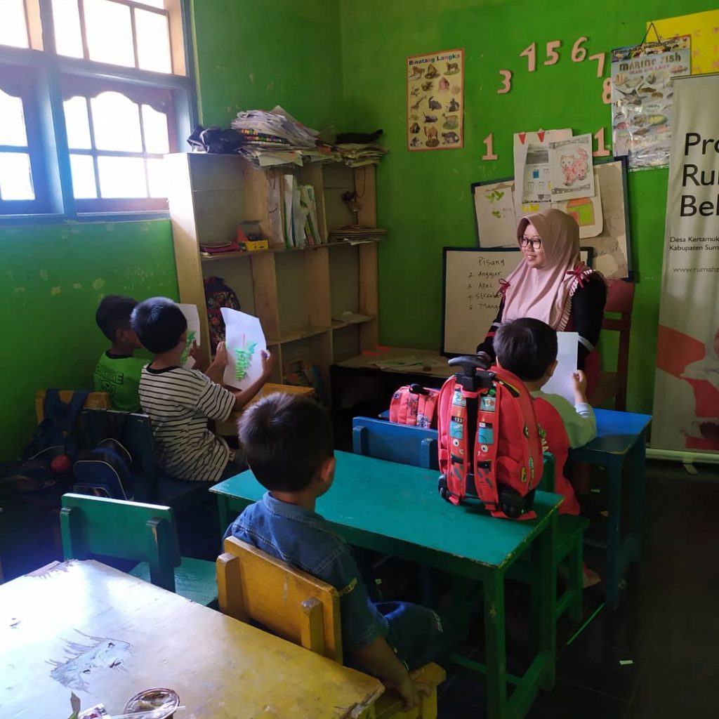 Tutor Kober Al-Hikmah, Siti Khoeriyah saat memberi pembelajaran kepada siswa, Selasa (17/11). (Foto: Dudun Durohim/Fajarnusantara.com)