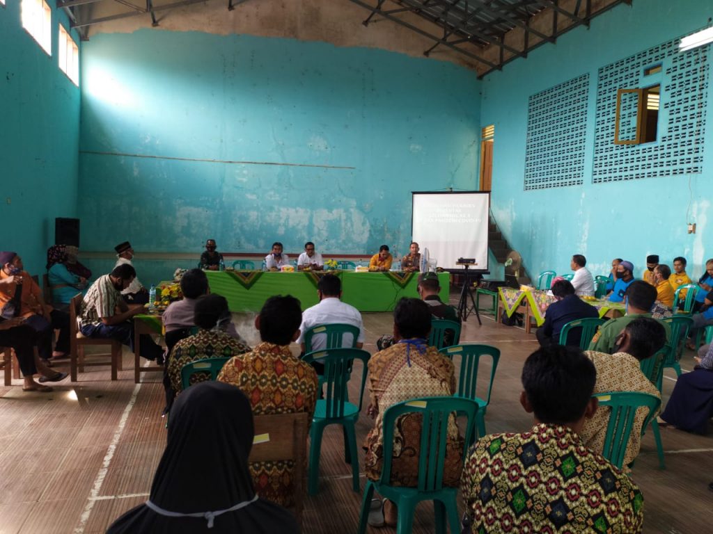 Panitia Pilkades Kertamukti Kecamatan Tanjungmedar menggelar Sosialisasi Pilkades Serentak Gelombang Ketiga di Era Pandemi Covid-19, Rabu (18/11). (foto: Dudun Durohim/Fajarnusantara.com)