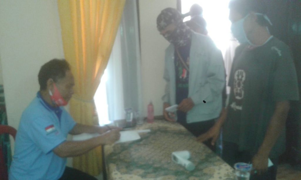 Petugas pos menyerahkan bantuan sosial kepada warga Desa Cigentur Kecamatan Tanjungkerta Kabupaten Sumedang, Jumat (20/11). (foto: Zaenal Arifin/Fajarnusantara.com)