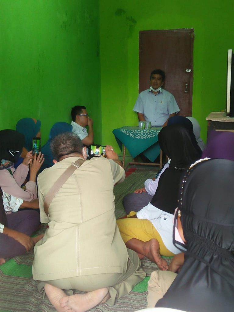 Anggota DPRD Sumedang, Dadang Sopian Syauri, ST dalam Reses Masa Persidangan 1 Tahun 2020/2021 di lingkungan Samoja Kelurahan Pasanggrahan Baru Kecamatan Sumedang Selatan, Senin (23/11). (foto: Fajarnusantara.com)