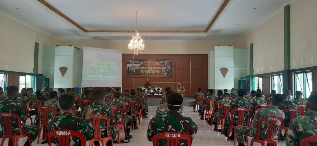 Sekda Sumedang, Drs. Herman Suryatman memberikan wawasan kepada para Prajurit Raider 301/PKS, Senin (23/11). (foto: Yonif Raider 301/PKS)