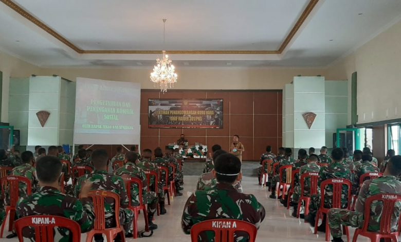 Sekda Sumedang, Drs. Herman Suryatman memberikan wawasan kepada para Prajurit Raider 301/PKS, Senin (23/11). (foto: Yonif Raider 301/PKS)