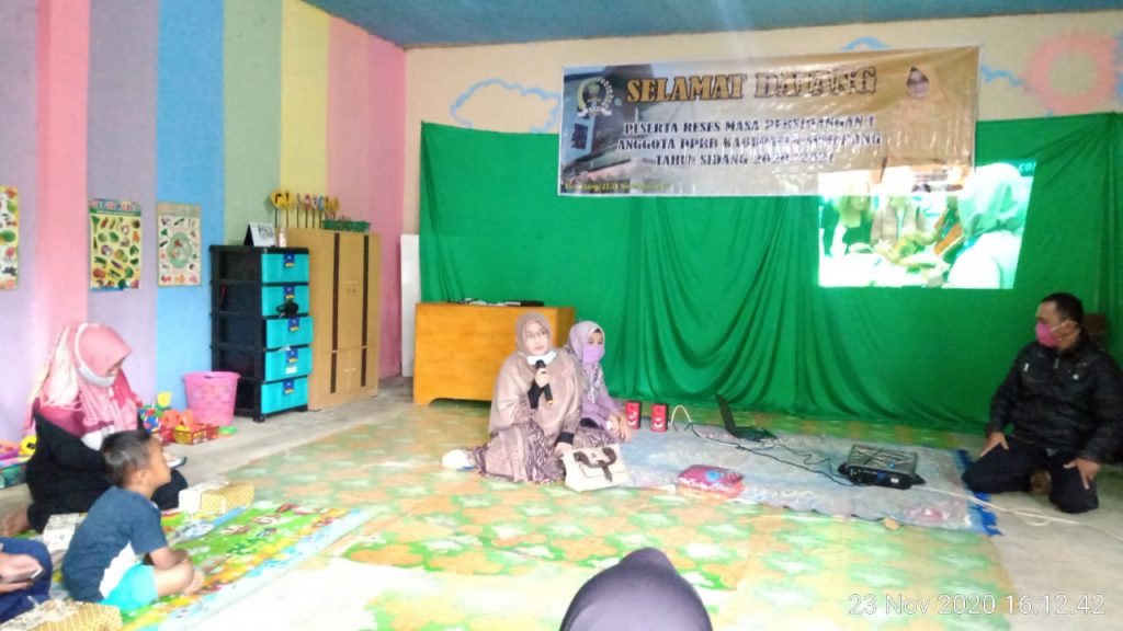 Anggota Komisi II DPRD Sumedang, Anisa Choeriah, S.Pd, dalam agenda Reses di Desa Ganjaresik Kecamatan Wado Kabupaten Sumedang, Selasa (24/11). (foto: Fajarnusantara.com)