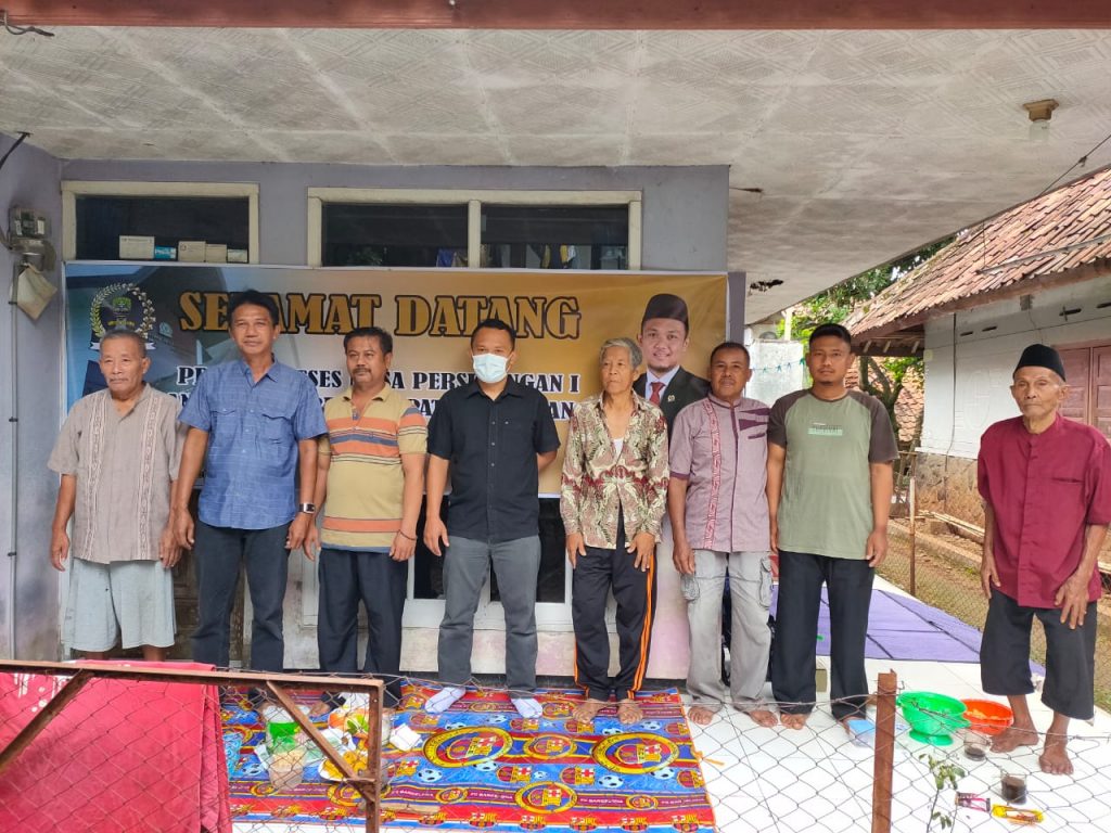Anggota Komisi II DPRD Sumedang, Deni Agus Setiawan (empat dari kiri) foto bersama warga disela Resesnya di Desa Karanglayung Kecamatan Conggeang, Senin (23/11). (foto: Fajarnusantara.com)