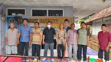 Anggota Komisi II DPRD Sumedang, Deni Agus Setiawan (empat dari kiri) foto bersama warga disela Resesnya di Desa Karanglayung Kecamatan Conggeang, Senin (23/11). (foto: Fajarnusantara.com)