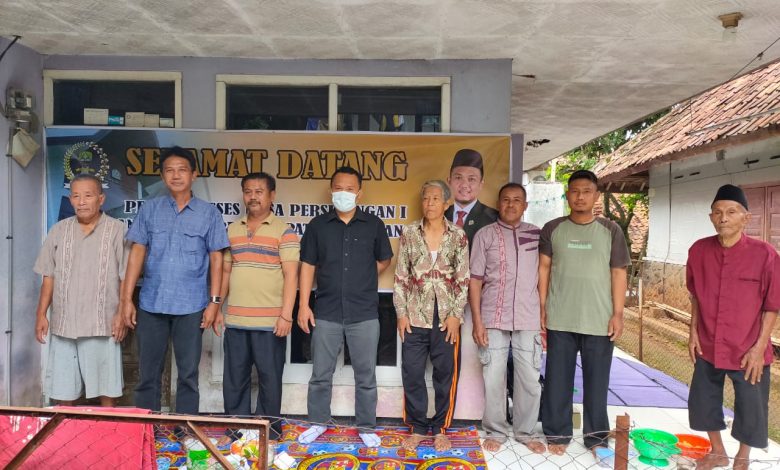 Anggota Komisi II DPRD Sumedang, Deni Agus Setiawan (empat dari kiri) foto bersama warga disela Resesnya di Desa Karanglayung Kecamatan Conggeang, Senin (23/11). (foto: Fajarnusantara.com)