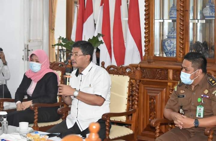 Wakil Bupati Sumedang, Erwan Setiawan (tengah) memimpin rakor yang digelar di Gedung Negara Sumedang terkait rencana penertiban KJA dan KJT di Bendungan Jatigede. (foto: diskominfosanditik)