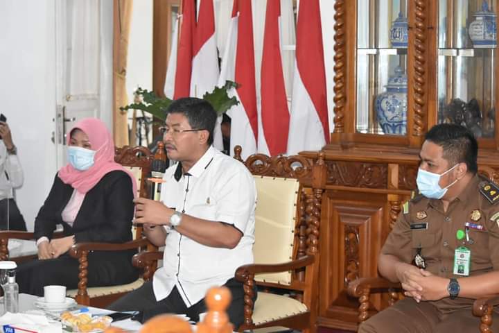 Wakil Bupati Sumedang, Erwan Setiawan (tengah) memimpin rakor yang digelar di Gedung Negara Sumedang terkait rencana penertiban KJA dan KJT di Bendungan Jatigede. (foto: diskominfosanditik)