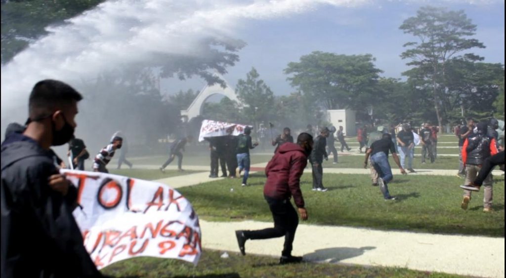 Suasana latihan dan simulasi penanganan pendemo anarkis di Gedung IPP Kabupaten Sumedang, Jumat (27/11). (Foto: Yonif Raider 301/PKS)