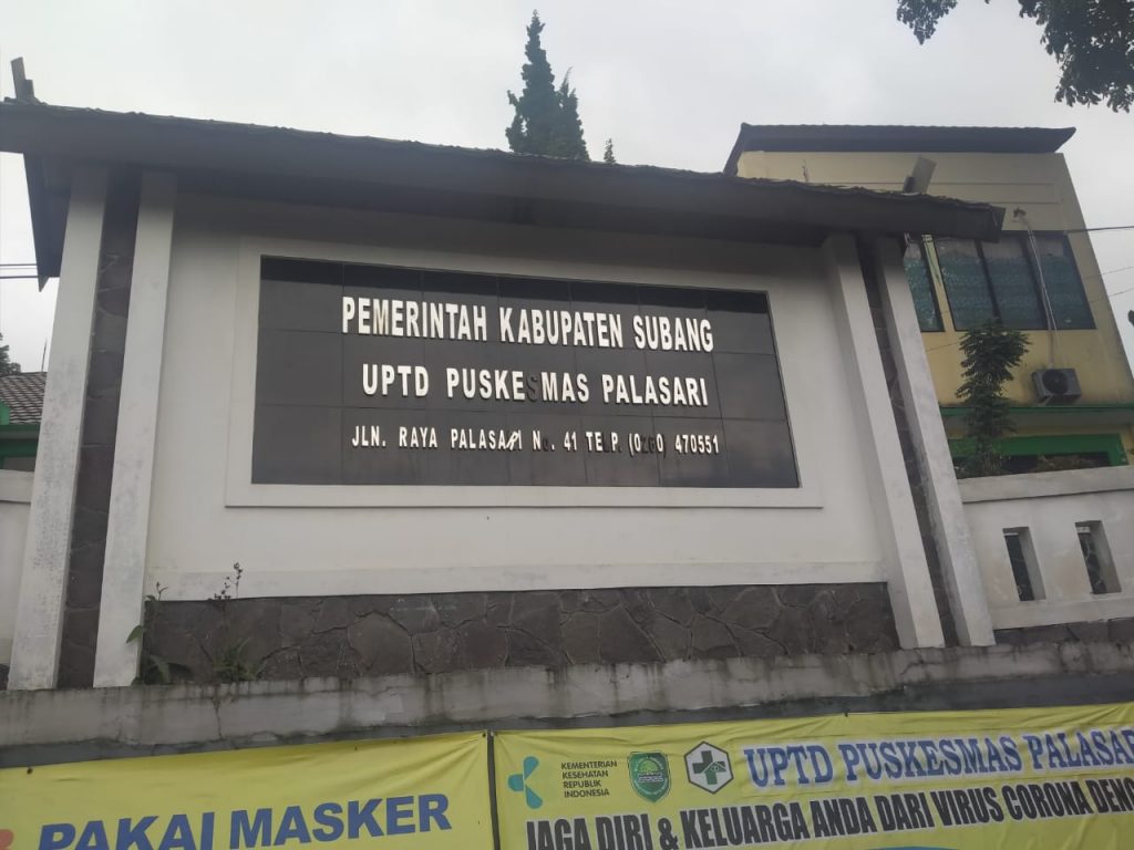 Mulai hari ini layanan di Puskesmas Palasari Subang ini ditutup sementara karena ada dua nakes yang positif covid-19. (foto: Remond/Fajarnusantara.com)