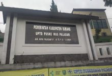 Mulai hari ini layanan di Puskesmas Palasari Subang ini ditutup sementara karena ada dua nakes yang positif covid-19. (foto: Remond/Fajarnusantara.com)