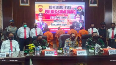 Kapolres Sumedang AKBP Eko Robbyanto memimpin ekspose penangkapan pelaku pengeroyok anggota TNI yang videonya viral, Senin (9/11). (foto: ptroli cyber)