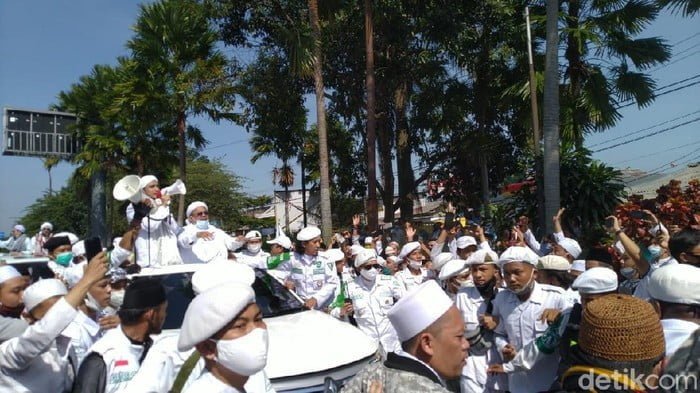Gubernur Jabar akan ikut dipanggil terkait dugaan pelanggaran protokol kesehatan dari kerumunan warga di Megamendung Kabupaten Bogor. (foto: detiknews)