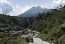Ratusan warga lereng Merapi sejak Jumat lalu hingga hari ini terus diungsikan karena statusnya sudah siaga. (foto: tribunnews.com)