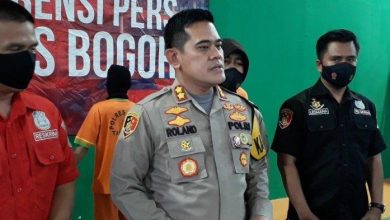 Kapolres Bogor, AKBP Roland Ronaldy dalam ekspose penangkapan pelaku TPPO kepada belasan korban. (foto: tribunnews.com)