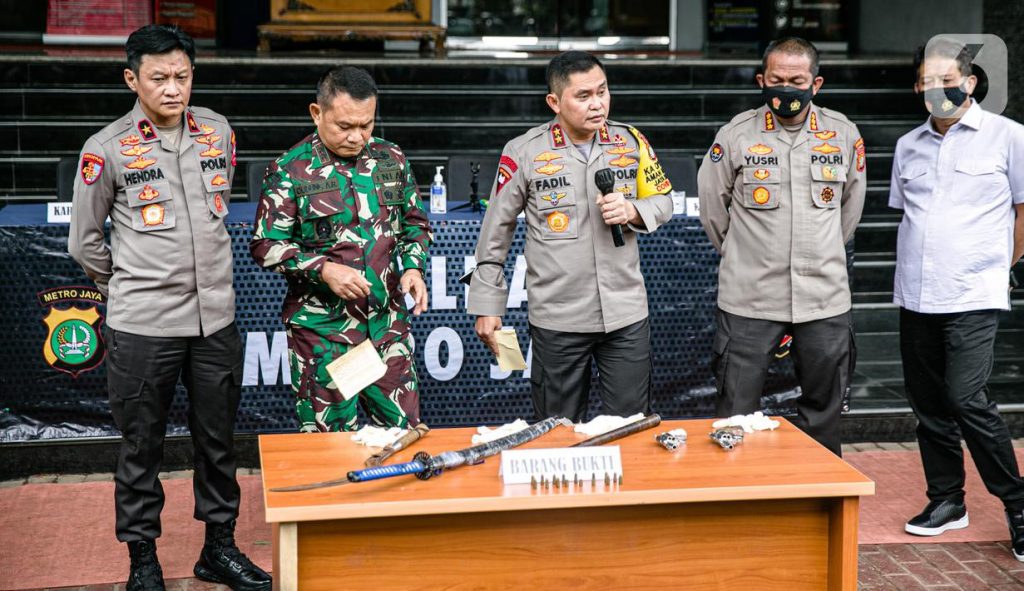 Kapolda Metro Jaya Irjen Fadil Imran dan jajarannya dalam konferensi pers Senin (7/12) siang tadi. (foto: liputan6.com)