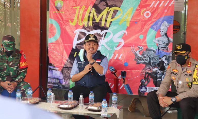 Bupati Sumedang H Dony Ahmad Munir dalam jumpa pers terkait pelaksanaan Perbup Nomor 128 Tahun 2020 di MPP Sumedang, Sabtu (26/12). (Foto: Diskominfosanditik Sumedang)