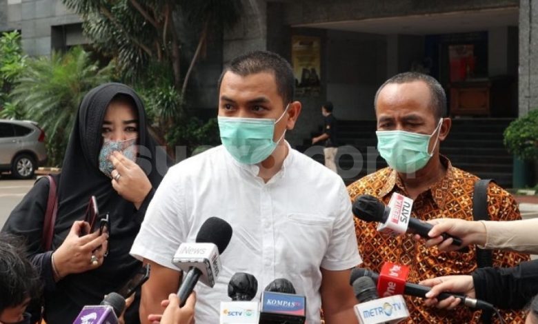 Kuasa Hukum FPI, Aziz Yanuar dan timnya diwawancara saat datang di Polda Metro Jaya. (Foto: Suara.com)