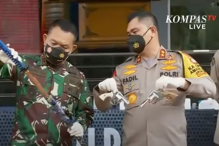 Kapolda Metro Jaya Irjen Pol Fadil Imran (kanan) dan Pangdam Jaya Mayjend TNI Dudung Abdurachman (kiri) menunjukkan barang bukti di Markas Polda Metro Jaya, Senin (7/12). (Foto: Screenshot YouTube Kompas TV)