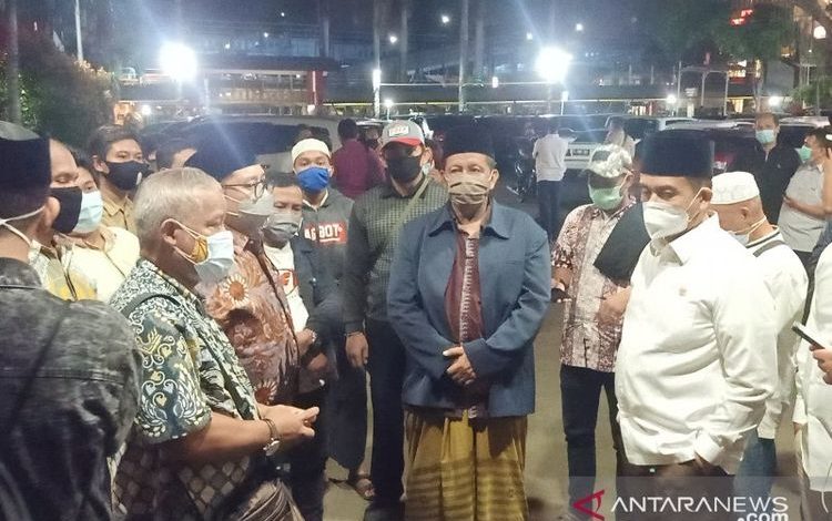 Muslih (tengah) yang merupakan paman salah satu pengawal Rizieq Shihab yang tewas, Andi Oktiawan, berdialog dengan Lolitisi Gerindra Fadli Zon di depan IGD RS Polri Kramat Jati, Jakarta Timur, Selasa (8/12). (Foto: ANTARA)