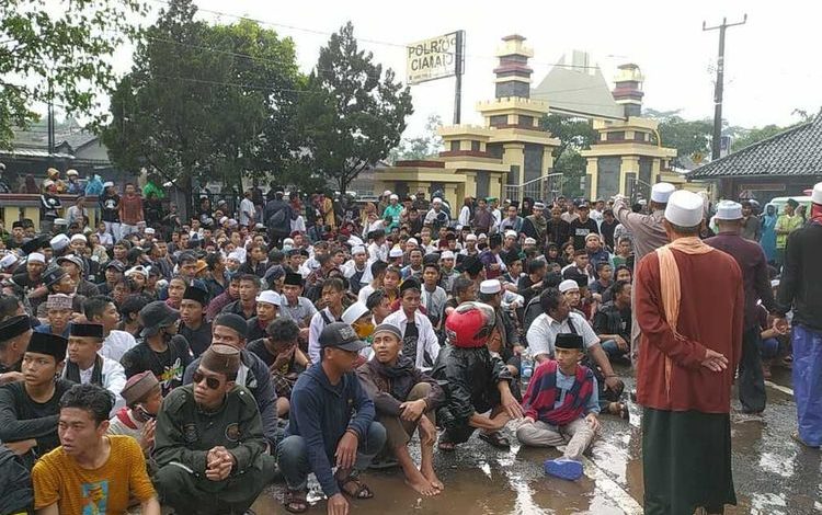 Massa yang mengatasnamakan Umat Islam Kabupaten Ciamis, Minggu (13/12) sore kemarin mendatangi Mapolres Ciamis. (Foto: Dok/Kompas.com)