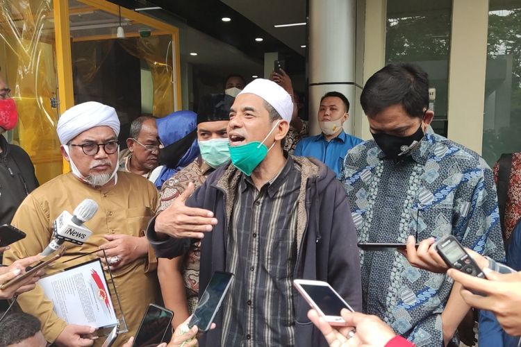 Suhada (tengah) ayah dari anggota laskar FPI yang ditembak mati polisi, Ahmad Faiz Syukur, memberi keterangan kepada wartawan di Kantor Komnas HAM, Senin (21/12). (Foto: Kompas.com)