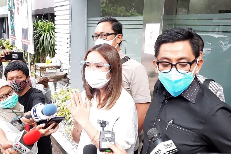 Gisel usai menjalani pemeriksaan di Polda Metro Jaya, beberapa waktu lalu. (Foto: Kompas.com)