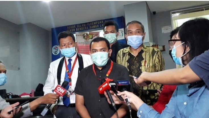 Kuasa Hukum FPI, Aziz Yanuar diwawancara awak media, baru-baru ini. (Foto: Suara.com)