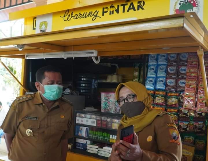 Bupati Sumedang, H Dony Ahmad Munir (kiri) disela mengecek salahsatu warung pintar yang akan disebar di 26 masjid besar kecamatan. (Foto: Istimewa)