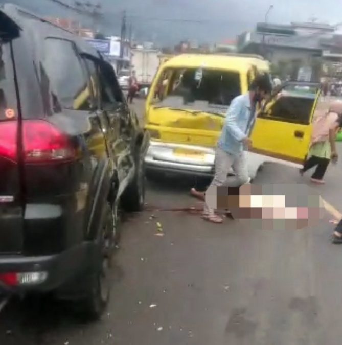 Kecelakaan maut kembali terjadi di Jalan Raya Bandung-Cirebon, tepatnya di depan Alun-alun Tanjungsari Kabupaten Sumedang Provinsi Jawa Barat, Selasa (1/12) sekitar pukul 14.30. (foto: screnshot)
