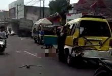 Kecelakaan beruntun yang disebabkan Truk Tronton Hino di depan Alun-alun Tanjungsari Kabupaten Sumedang mengakibatkan dua korban meninggal dan enam lainnya luka-luka, Selasa (1/12). (foto: screenshot)