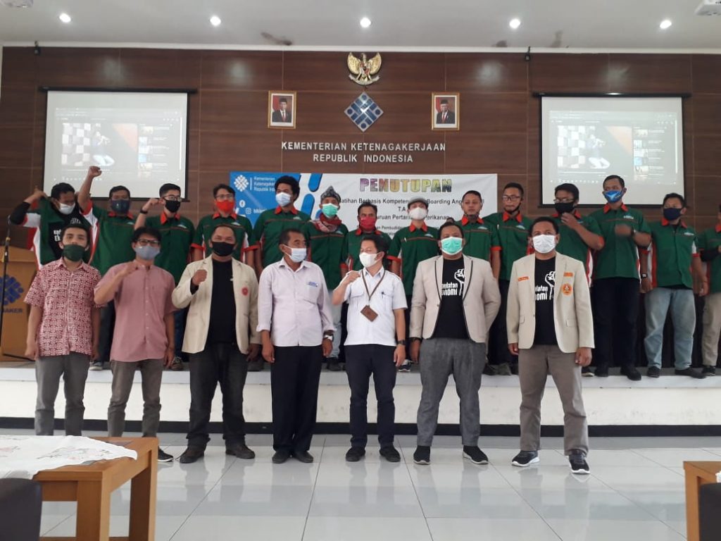 Peserta Program Pelatihan dan Sertifikasi Bidang Pertanian dan Perikanan di BLK Lembang, Bandung, foto bersama disela acara penutupan, Selasa (1/12). (foto: Fajarnusantara.com)