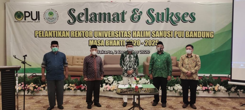 Syafii Efendi, S.T., M.M (tengah) resmi dilantik sebagai Rektor UHS Persatuan Ummat Islam Bandung, Rabu (2/12). (foto: Humas PUI)