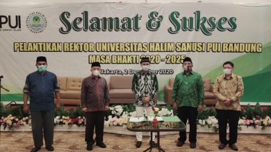 Syafii Efendi, S.T., M.M (tengah) resmi dilantik sebagai Rektor UHS Persatuan Ummat Islam Bandung, Rabu (2/12). (foto: Humas PUI)