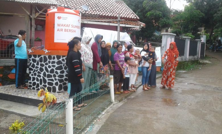 Warga Kampung Ciduging Desa Tarunajaya Kecamatan Darmaraja menyambut baik Wakaf Sumber Air dari Rumah Zakat. (foto: dok/Rumah Zakat)