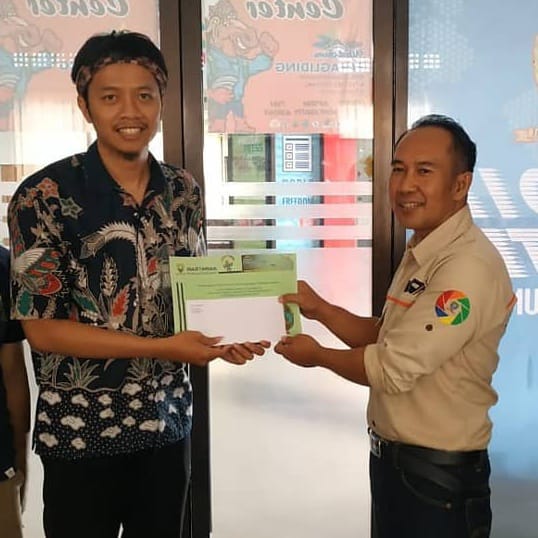 Ketua PWI Sumedang yang baru, Ade Hadeli (kanan) dalam sebuah kegiatan beberapa waktu lalu. (foto: dok/Fajarnusantara.com)