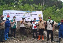 FPRB dan PLN Sumedang melakukan penanaman pohon di kawasan Galian C Kecamatan Paseh Kabupaten Sumedang untuk menyelamatkan sumber mata air, Jumat (4/12). (foto: Dodi/Fajarnusantara.com)