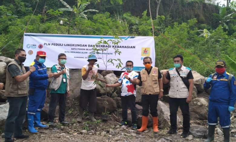 FPRB dan PLN Sumedang melakukan penanaman pohon di kawasan Galian C Kecamatan Paseh Kabupaten Sumedang untuk menyelamatkan sumber mata air, Jumat (4/12). (foto: Dodi/Fajarnusantara.com)
