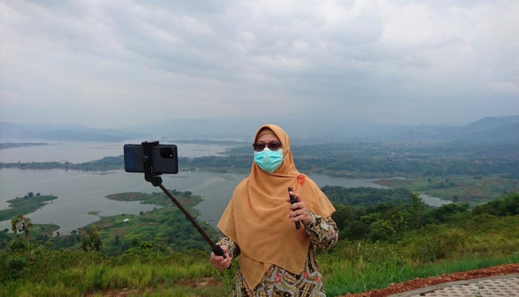 Anggota Komisi X DPR RI, Hj. Ledia Hanifa Amaliah menikmati keindahan Jatigede dalam agenda kerjanya ke Kabupaten Sumedang Provinsi Jawa Barat, Jumat (5/12). (Foto: Humas PKS)